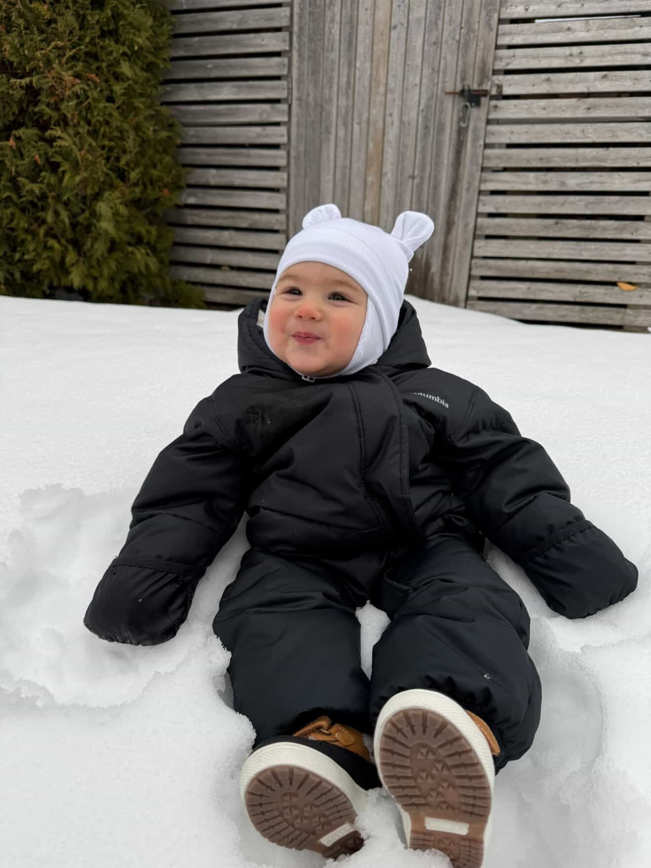 Tuque bébé blanche Kplla avec oreilles d'ourson portée dans la neige