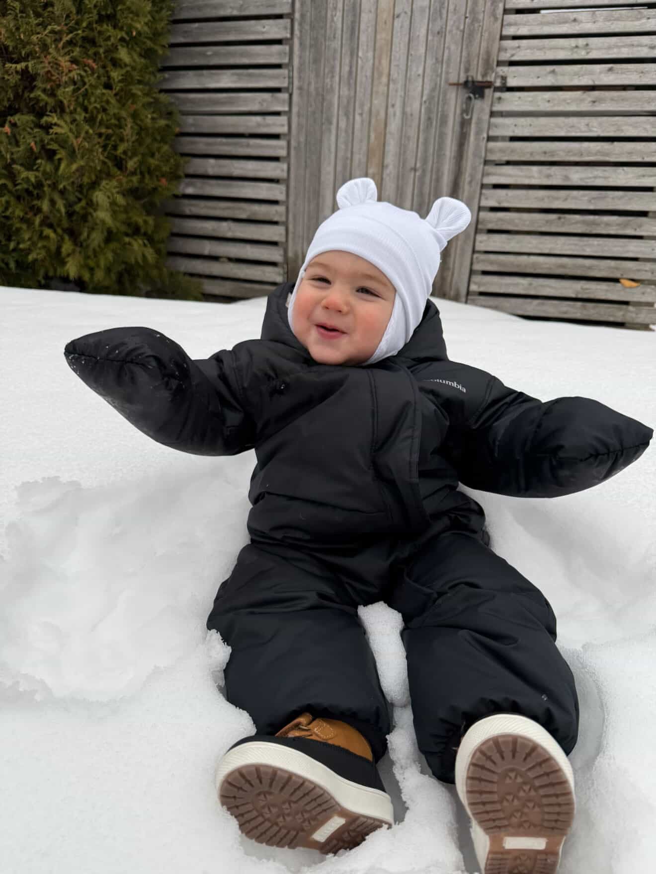 Tuque bébé blanche avec attaches Kplla avec oreilles portée dans la neige
