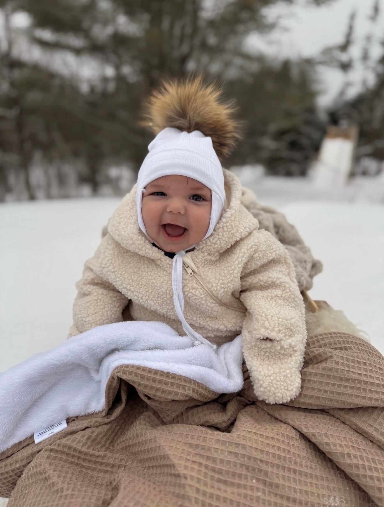 Tuque hiver Kplla blanche avec pompon portée au Canada